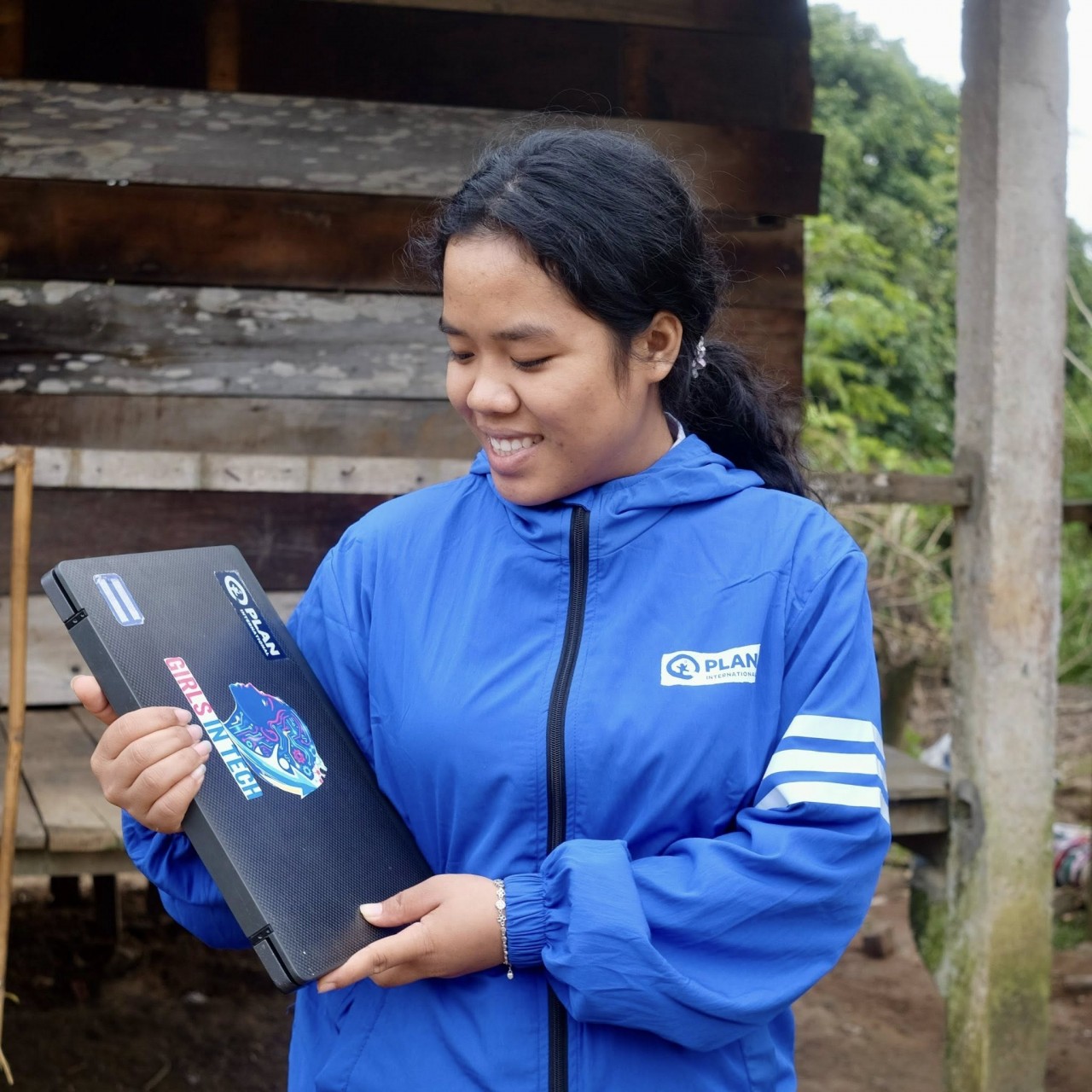 Xúc and the computer provided by Plan International Vietnam to support her studies. (Photo: Plan International Vietnam) Xúc and the computer provided by Plan International Vietnam to support her studies. (Photo: Plan International Vietnam)