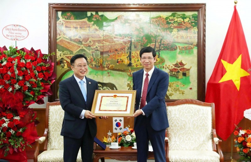 Deputy Minister of Culture, Sports and Tourism Hồ An Phong presenting a Certificate of Merit to Mr. Lý Xương Căn, Vietnam Tourism Ambassador to the Republic of Korea. (Photo: Ministry of Culture, Sports and Tourism) Deputy Minister of Culture, Sports and Tourism Hồ An Phong presenting a Certificate of Merit to Mr. Lý Xương Căn, Vietnam Tourism Ambassador to the Republic of Korea. (Photo: Ministry of Culture, Sports and Tourism)