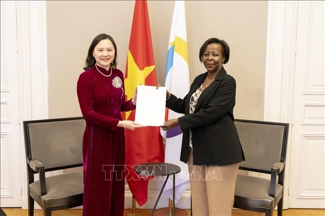 Ambassador Nguyen Thi Van Anh, Head of the Permanent Delegation of Vietnam to UNESCO (left), presents her credentials to Francophonie Secretary-General Louise Mushikiwabo. (Photo: VNA)