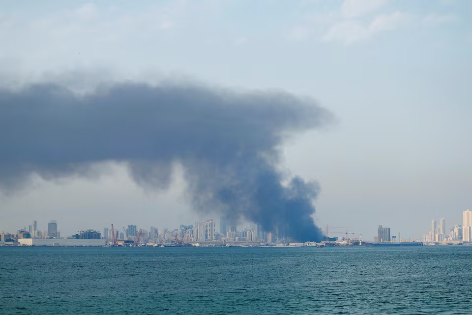 Khói bốc lên tại Manama, Bahrain, sau các cuộc tấn công tên lửa được cho là của Iran, tiếp nối các cuộc tấn công của Mỹ và Israel nhằm vào Iran, ngày 28/02/2026. Ảnh: Reuters Khói bốc lên tại Manama, Bahrain, sau các cuộc tấn công tên lửa được cho là của Iran, tiếp nối các cuộc tấn công của Mỹ và Israel nhằm vào Iran, ngày 28/02/2026. Ảnh: Reuters