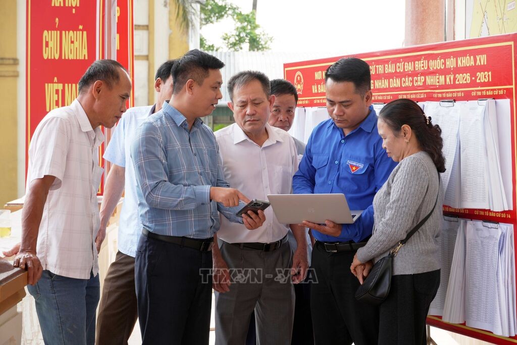 Cử tri phường Hà Huy Tập (tỉnh Hà Tĩnh) tìm hiểu thông tin về bầu cử thông qua các ứng dụng trên điện thoại thông minh. 