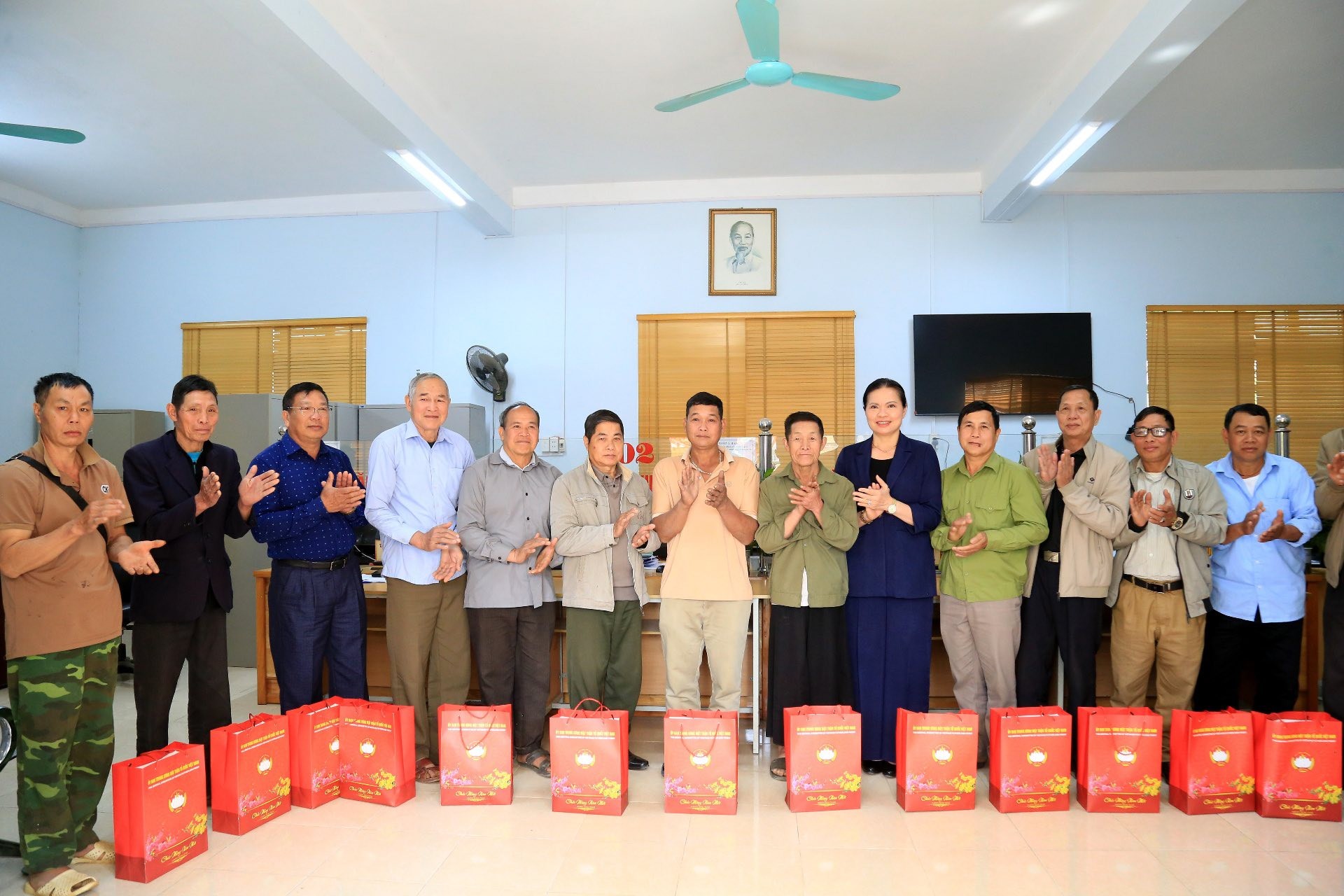 Phó Chủ tịch - Tổng Thư ký Ủy ban Trung ương MTTQ Việt Nam Hà Thị Nga tặng quà cho gia đình người có công với cách mạng, người có uy tín trên địa bàn xã Khoen On. Phó Chủ tịch - Tổng Thư ký Ủy ban Trung ương MTTQ Việt Nam Hà Thị Nga tặng quà cho gia đình người có công với cách mạng, người có uy tín trên địa bàn xã Khoen On.