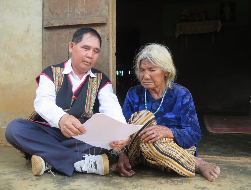 For elderly voters, officials from Ngok Reo Commune in Quang Ngai Province visit their homes to conduct election outreach. (Photo: VNA)