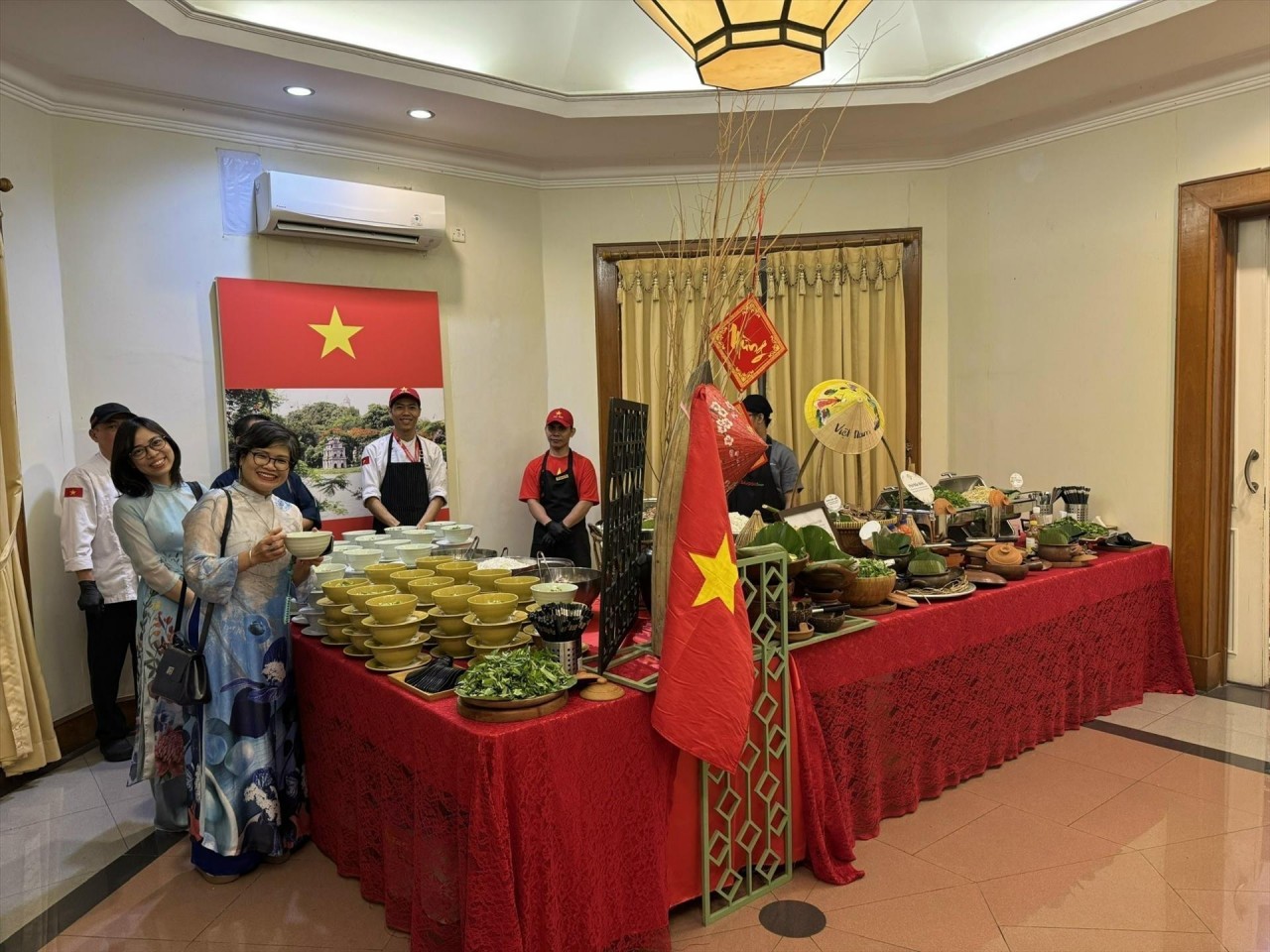 The pho stall, a traditional Vietnamese dish, served at the Binh Ngo Spring Community Tet celebration. (Photo: Minh Thai, VNA correspondent in Indonesia) The pho stall, a traditional Vietnamese dish, served at the Binh Ngo Spring Community Tet celebration. (Photo: Minh Thai, VNA correspondent in Indonesia)