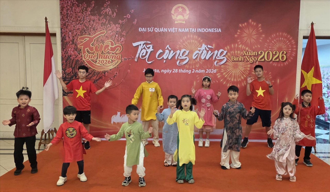 Children perform musical acts to welcome the Binh Ngo Tet. (Photo: Minh Thai, VNA correspondent in Indonesia) Children perform musical acts to welcome the Binh Ngo Tet. (Photo: Minh Thai, VNA correspondent in Indonesia)