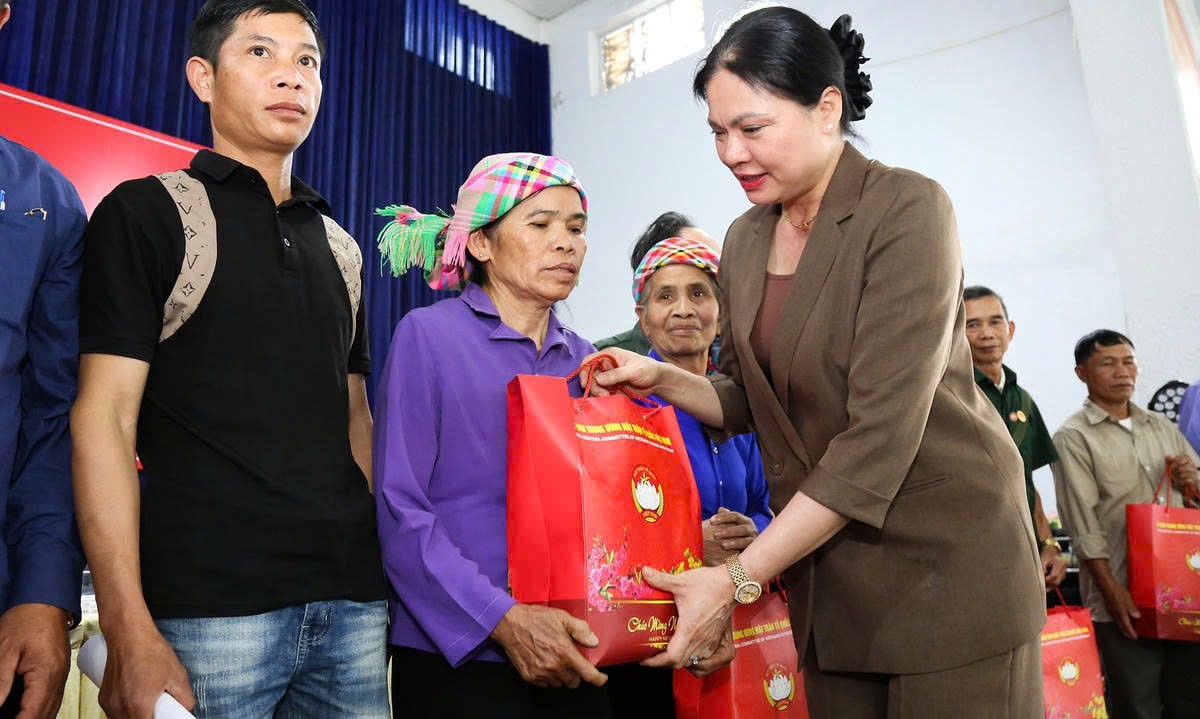 Phó Chủ tịch - Tổng Thư ký Ủy ban Trung ương MTTQ Việt Nam Hà Thị Nga tặng quà cho nhân dân xã Mường Than Phó Chủ tịch - Tổng Thư ký Ủy ban Trung ương MTTQ Việt Nam Hà Thị Nga tặng quà cho nhân dân xã Mường Than