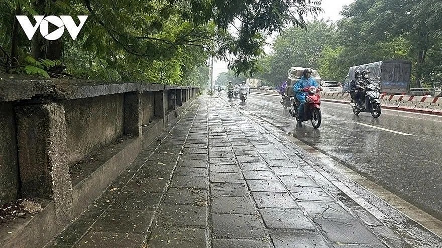 A new cold air mass brings showers and cooler nights to Northern Vietnam
