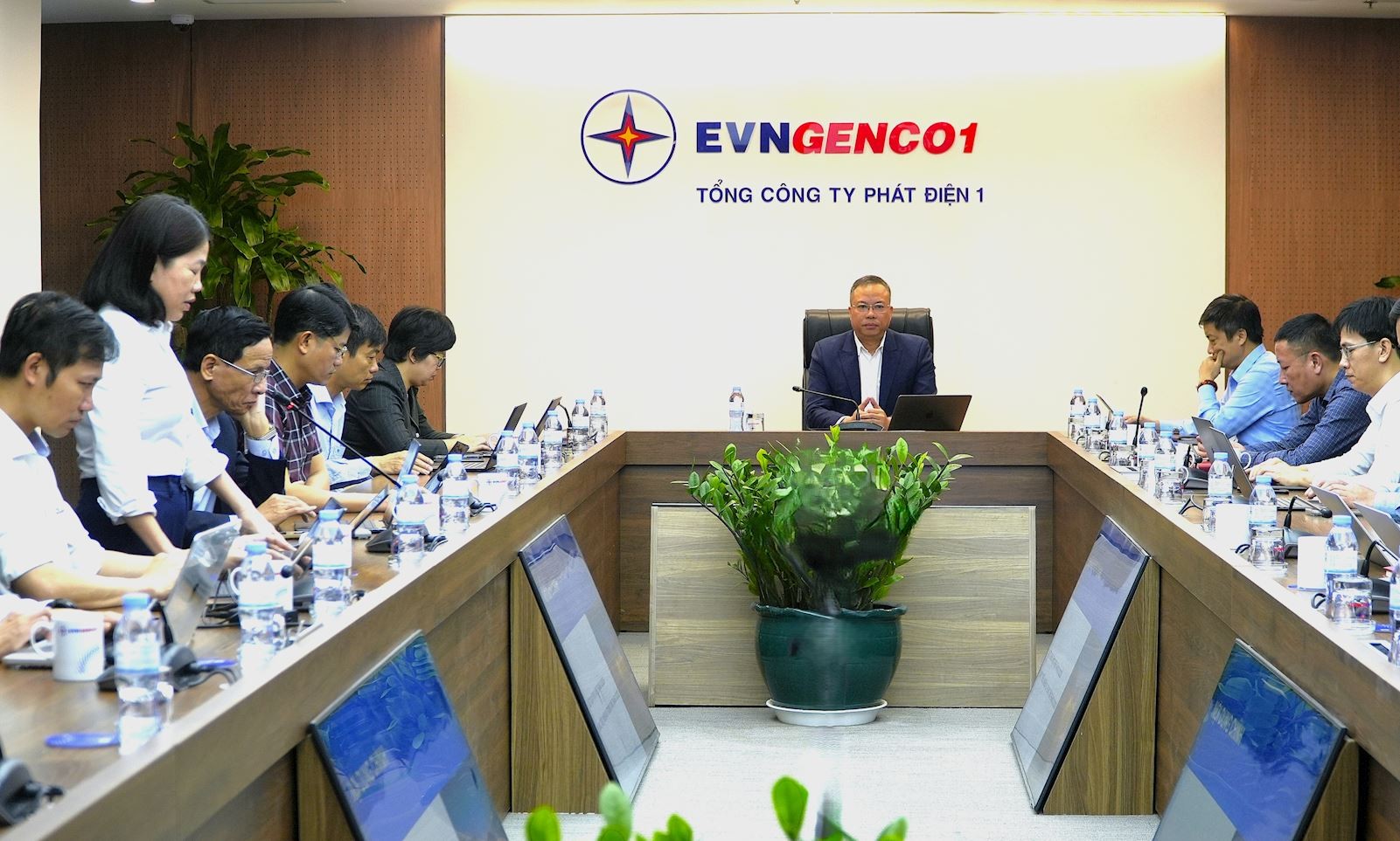 Tổng giám đốc Lê Hải Đăng chủ trì Hội nghị giao ban EVNGENCO1 tháng 02/2026, triển khai nhiệm vụ trọng tâm chuẩn bị vận hành cao điểm mùa khô năm 2026 Tổng giám đốc Lê Hải Đăng chủ trì Hội nghị giao ban EVNGENCO1 tháng 02/2026, triển khai nhiệm vụ trọng tâm chuẩn bị vận hành cao điểm mùa khô năm 2026