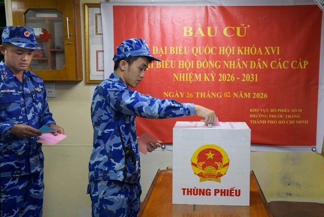 Officers and soldiers aboard Coast Guard vessel CSB 6008 cast their early votes on the night of February 26 in the waters of the Thăng Long – Đông Đô oil field area (Ho Chi Minh City). (Photo: Polling Station No. 10) Officers and soldiers aboard Coast Guard vessel CSB 6008 cast their early votes on the night of February 26 in the waters of the Thăng Long – Đông Đô oil field area (Ho Chi Minh City). (Photo: Polling Station No. 10)