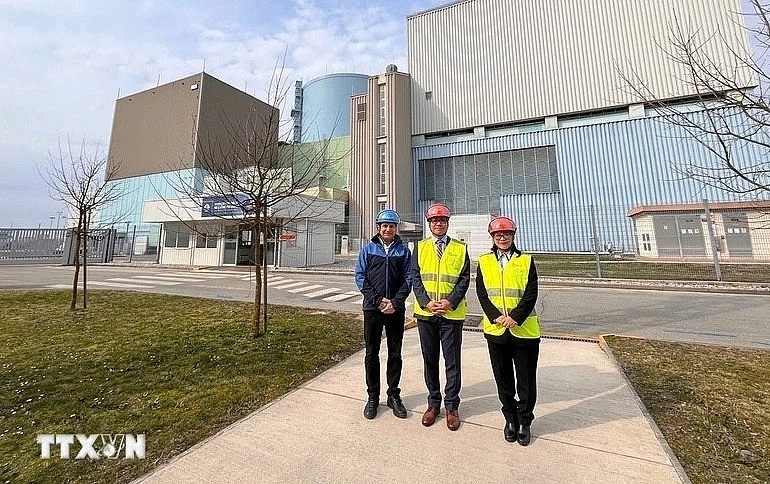 Vietnamese Ambassador to Austria and Slovenia Vu Le Thai Hoang visits Krško Nuclear Power Plant. (Photo: VNA) Vietnamese Ambassador to Austria and Slovenia Vu Le Thai Hoang visits Krško Nuclear Power Plant. (Photo: VNA)