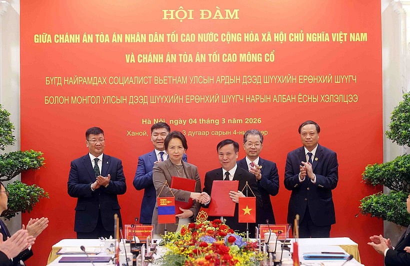 The Vietnam Court Academy and the Judicial Training, Research and Information Academy under the Supreme Court of Mongolia sign an MoU on March 4. (Photo: VNA) The Vietnam Court Academy and the Judicial Training, Research and Information Academy under the Supreme Court of Mongolia sign an MoU on March 4. (Photo: VNA)