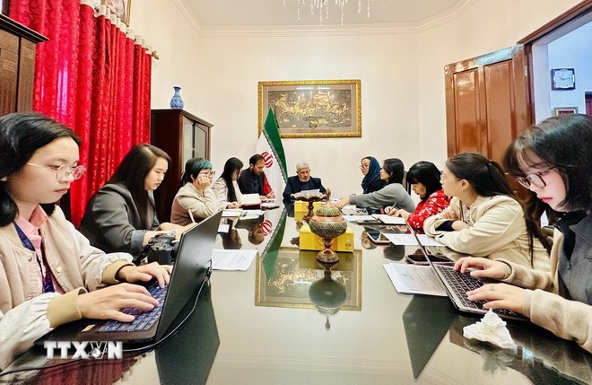 Đại biện lâm thời Iran: Trân trọng quan điểm của Việt Nam trong ủng hộ hòa bình Đại biện lâm thời Iran: Trân trọng quan điểm của Việt Nam trong ủng hộ hòa bình