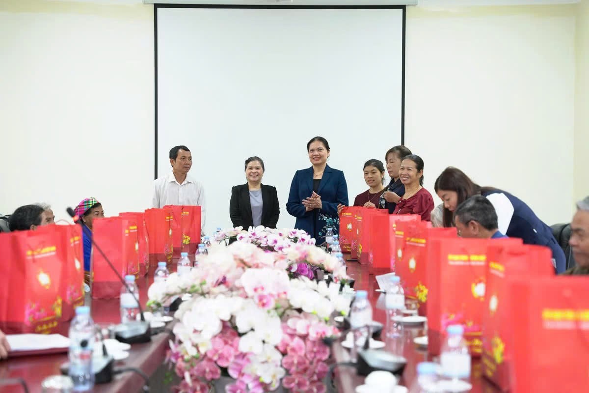 Phó Chủ tịch - Tổng Thư ký Ủy ban Trung ương MTTQ Việt Nam Hà Thị Nga tặng quà cho hộ gia đình chính sách, Người có uy tín, hộ nghèo xã Tân Uyên Phó Chủ tịch - Tổng Thư ký Ủy ban Trung ương MTTQ Việt Nam Hà Thị Nga tặng quà cho hộ gia đình chính sách, Người có uy tín, hộ nghèo xã Tân Uyên