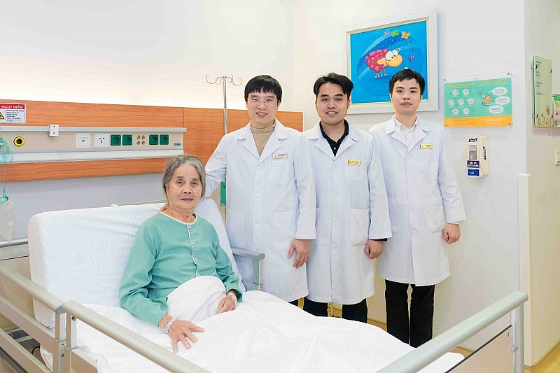 Phẫu thuật nội soi não trong không gian siêu hẹp, giành lại sự sống cho bệnh nhân 73 tuổi Phẫu thuật nội soi não trong không gian siêu hẹp, giành lại sự sống cho bệnh nhân 73 tuổi