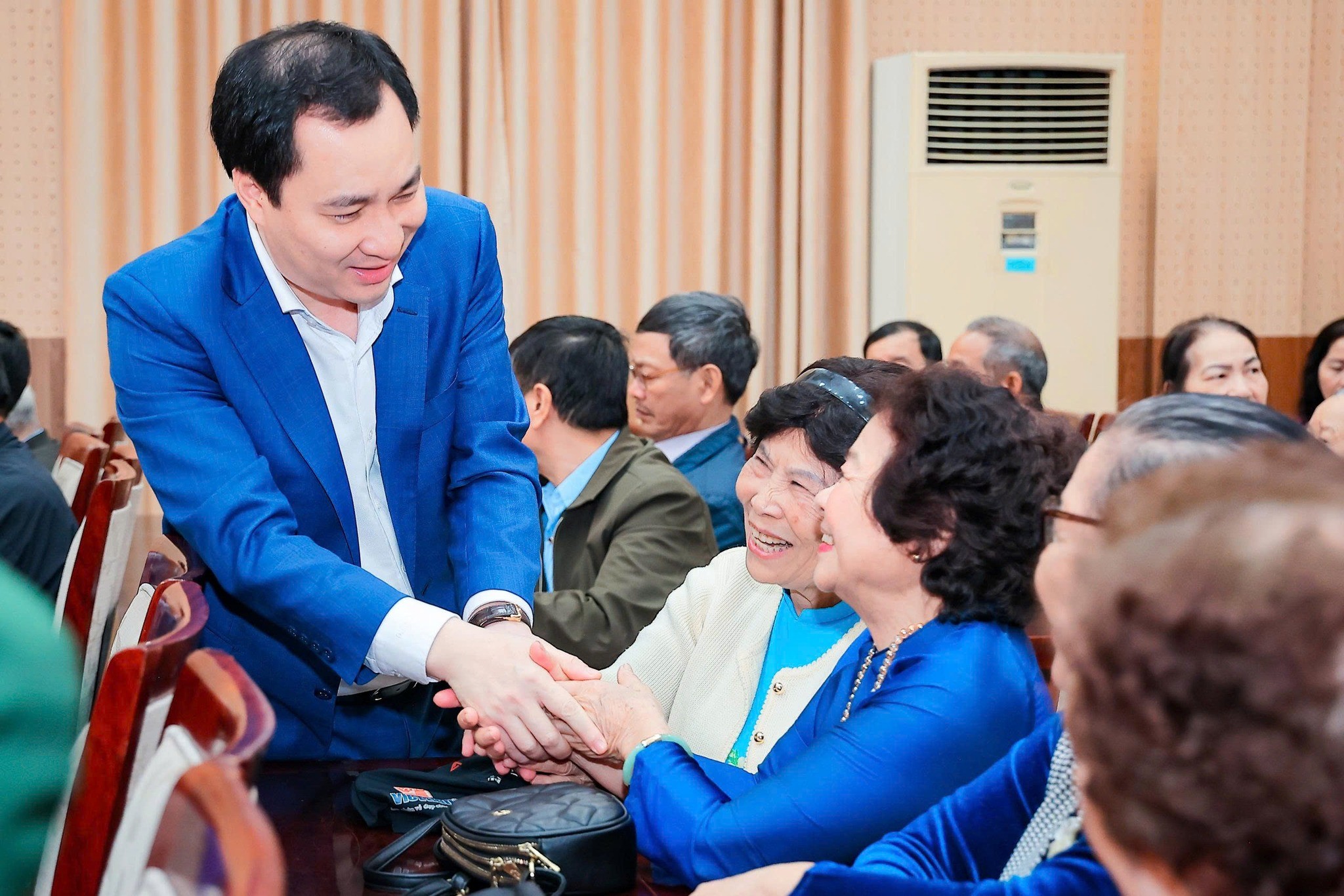 Ông Vũ Văn Tiến, Trưởng Ban Tuyên giáo Cơ quan Ủy ban Trung ương MTTQ Việt Nam cùng các cử tri tham dự Hội nghị. (Ảnh: MTTQ Việt Nam) Ông Vũ Văn Tiến, Trưởng Ban Tuyên giáo Cơ quan Ủy ban Trung ương MTTQ Việt Nam cùng các cử tri tham dự Hội nghị. (Ảnh: MTTQ Việt Nam)