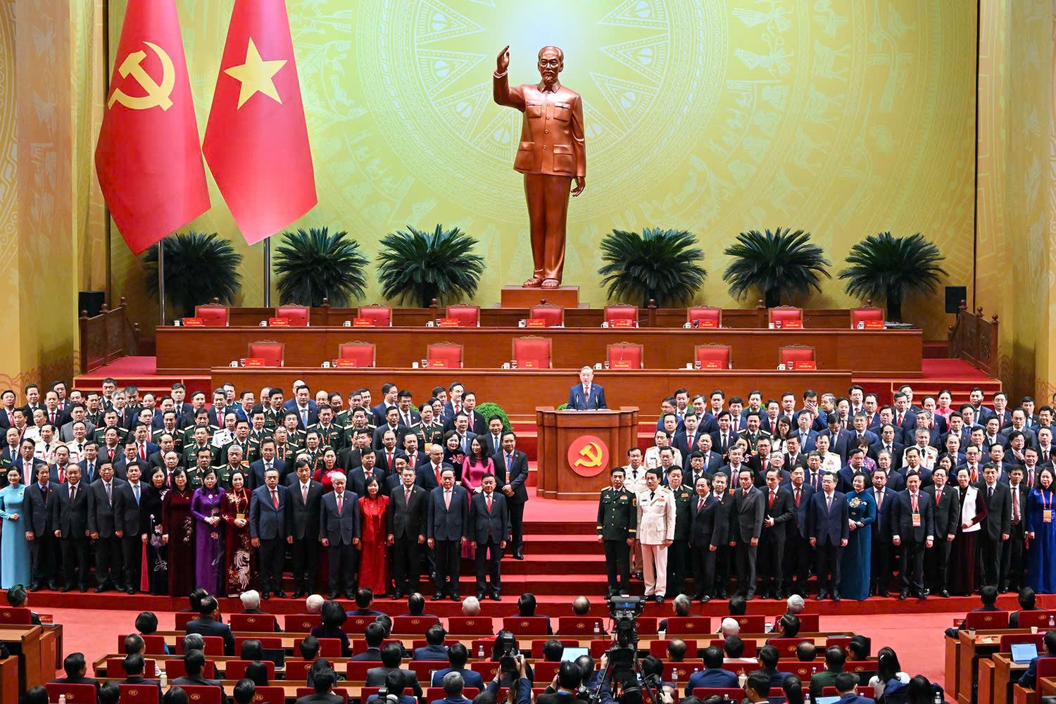 Ban Chấp hành Trung ương Đảng Cộng sản Việt Nam khóa XIV ra mắt tại phiên bế mạc Đại hội XIV, ngày 23/01/2026 tại Thủ đô Hà Nội (Ảnh: TTXVN) Ban Chấp hành Trung ương Đảng Cộng sản Việt Nam khóa XIV ra mắt tại phiên bế mạc Đại hội XIV, ngày 23/01/2026 tại Thủ đô Hà Nội (Ảnh: TTXVN)