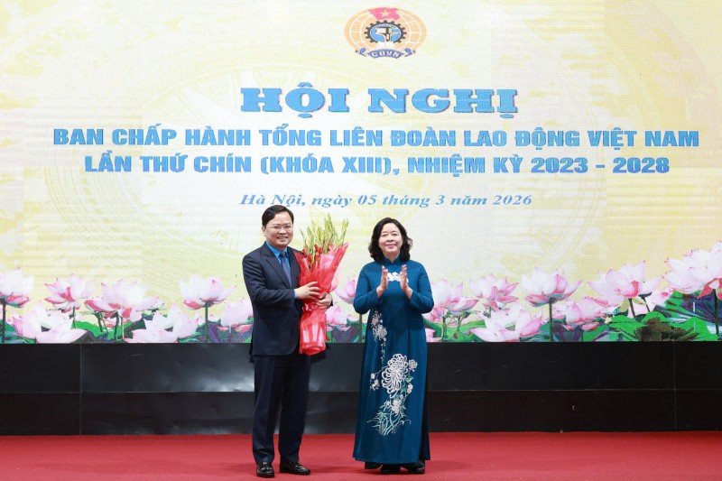 Bà Bùi Thị Minh Hoài, Ủy viên Bộ Chính trị, Bí thư Trung ương Đảng, Bí thư Đảng ủy Mặt trận Tổ quốc, các đoàn thể Trung ương, Chủ tịch Ủy ban Trung ương Mặt trận Tổ quốc Việt Nam tặng hoa chúc mừng ông Nguyễn Anh Tuấn. (Ảnh: T.L)