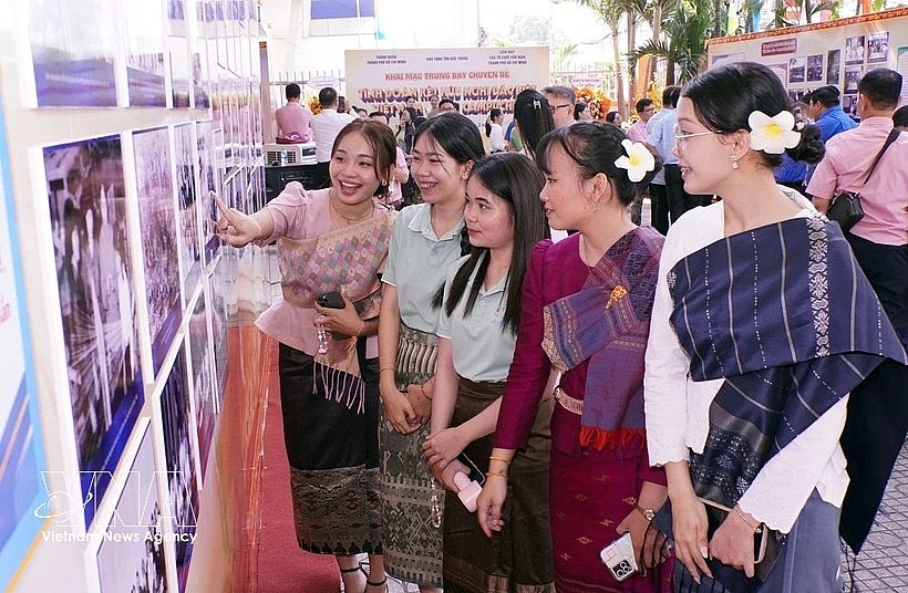 Students visit the exhibition (Photo: VNA) Students visit the exhibition (Photo: VNA)