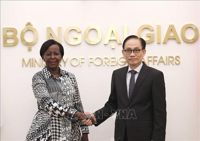 On the afternoon of March 6 in Hanoi, Le Hoai Trung, Politburo member and Minister of Foreign Affairs of Vietnam, held talks with Louise Mushikiwabo, Secretary-General of the International Organisation of La Francophonie (OIF), during her working visit to Vietnam. On the afternoon of March 6 in Hanoi, Le Hoai Trung, Politburo member and Minister of Foreign Affairs of Vietnam, held talks with Louise Mushikiwabo, Secretary-General of the International Organisation of La Francophonie (OIF), during her working visit to Vietnam.