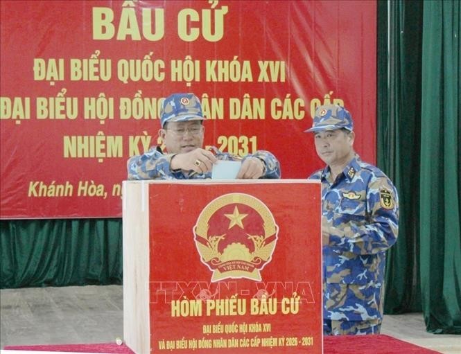 The first voters cast their ballots at Polling Station No.7 in Truong Sa Special Administrative Zone. (Photo: VNA)