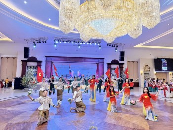 Quảng bá di sản áo dài Việt Nam tại Lào