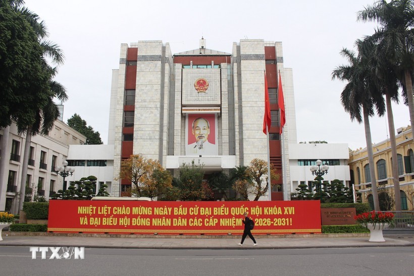Banners welcoming the country’s important political event are installed at the headquarters of the Hanoi People’s Council and People’s Committee. (Photo: Nguyễn Thắng/VNA)