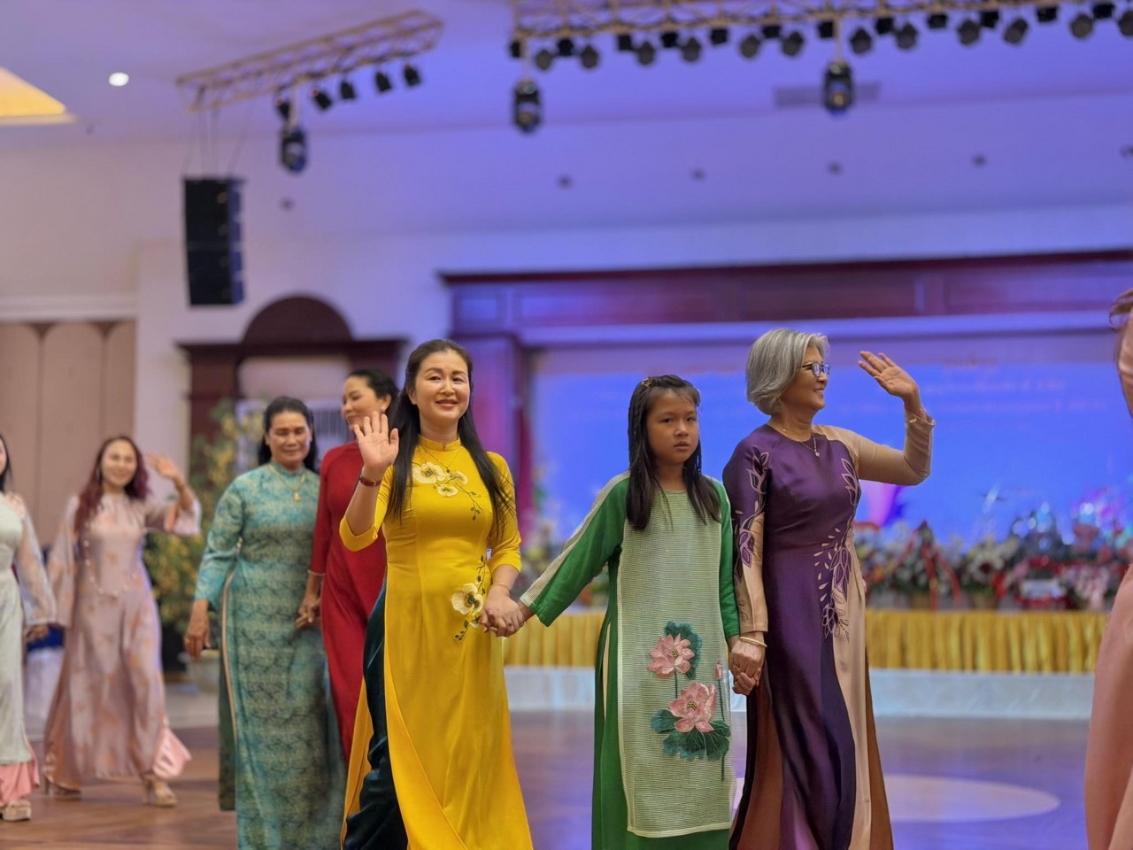 The Vietnam Ao Dai Heritage Club in Laos performs an ao dai show. (Photo: Embassy of Vietnam in Laos)
