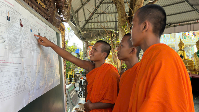 Tăng sinh Khmer tìm hiểu danh sách ứng cử viên niêm yết tại chùa. Tăng sinh Khmer tìm hiểu danh sách ứng cử viên niêm yết tại chùa.