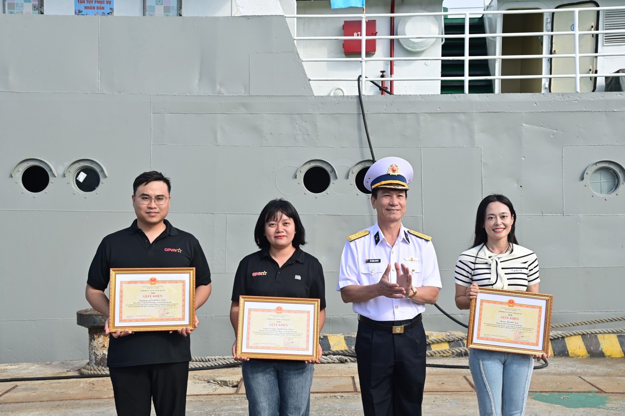 The Deputy Political Commissar of the Region presents certificates of merit to journalists participating in the communication mission. (Photo: Duc Viet) The Deputy Political Commissar of the Region presents certificates of merit to journalists participating in the communication mission. (Photo: Duc Viet)