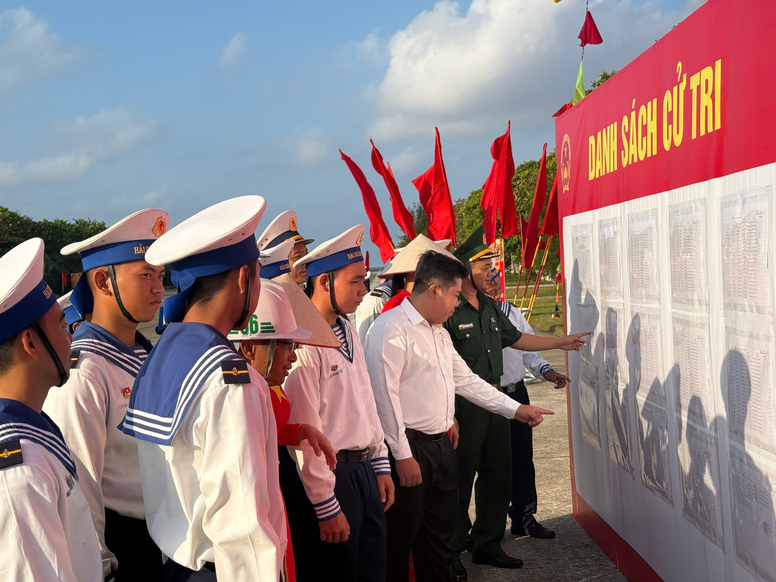 Hoàn tất công tác chuẩn bị cho “Ngày hội non sông” tại Trường Sa Hoàn tất công tác chuẩn bị cho “Ngày hội non sông” tại Trường Sa