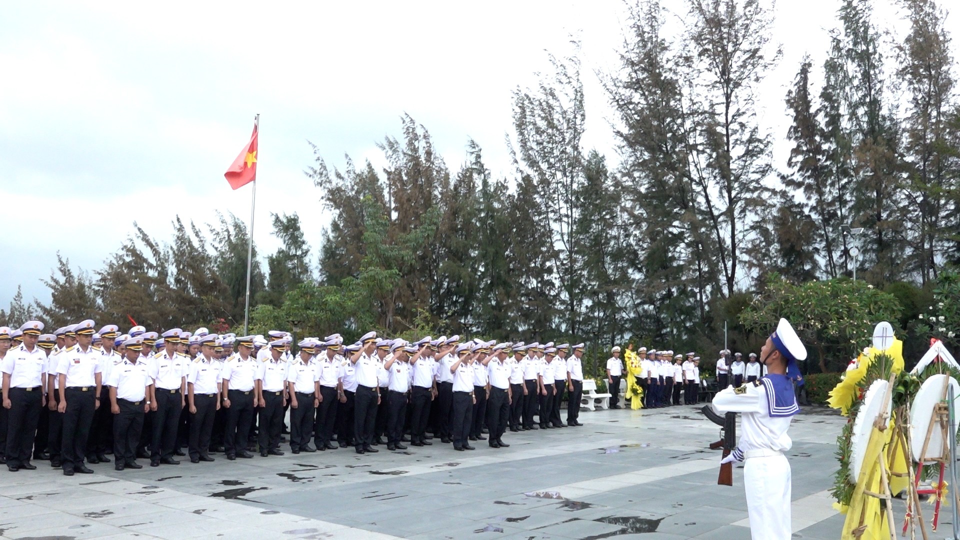 Dâng hương tưởng niệm các anh hùng liệt sĩ Gạc Ma