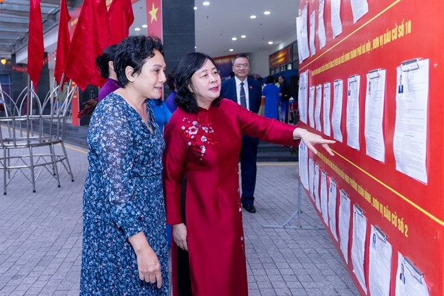 Ủy viên Bộ Chính trị, Bí thư Trung ương Đảng, Chủ tịch Ủy ban Trung ương Mặt trận Tổ quốc Việt Nam Bùi Thị Minh Hoài cùng cử tri nghiên cứu danh sách niêm yết tại khu vực bầu cử Ủy viên Bộ Chính trị, Bí thư Trung ương Đảng, Chủ tịch Ủy ban Trung ương Mặt trận Tổ quốc Việt Nam Bùi Thị Minh Hoài cùng cử tri nghiên cứu danh sách niêm yết tại khu vực bầu cử