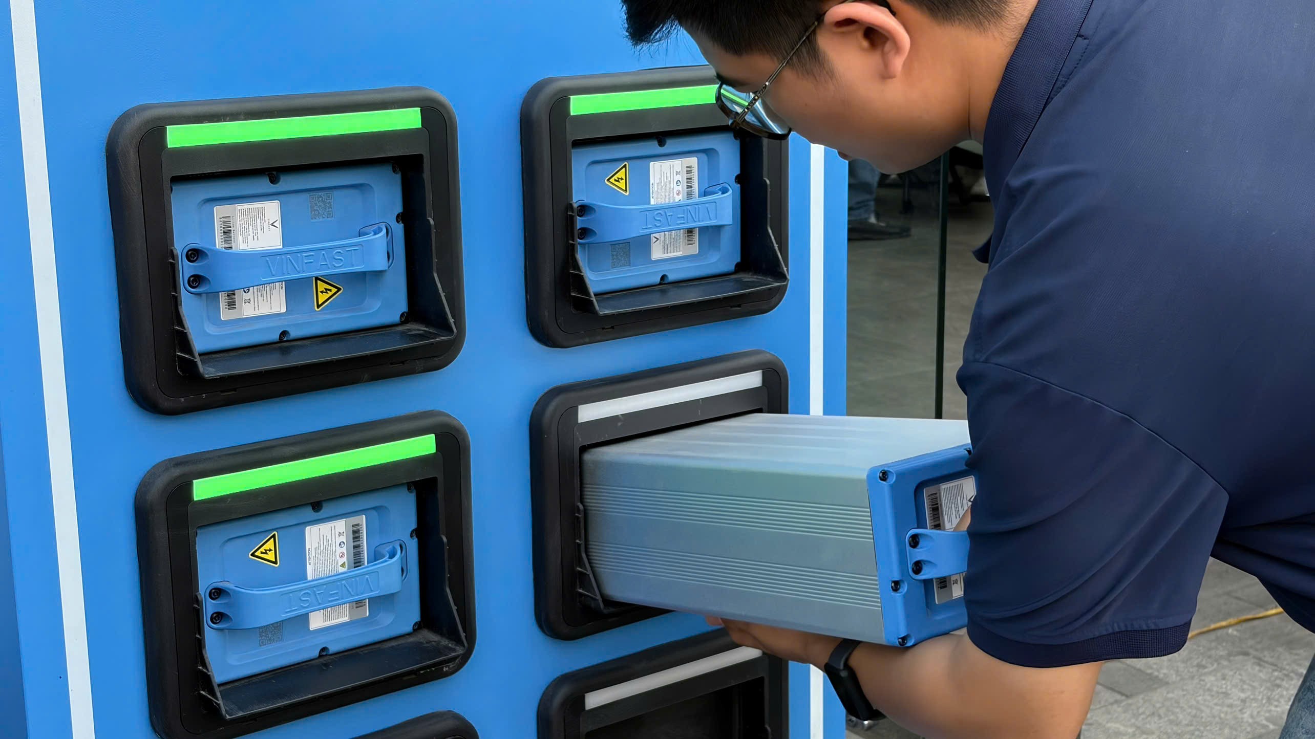 Thao tác đổi pin dễ dàng, tiện lợi.