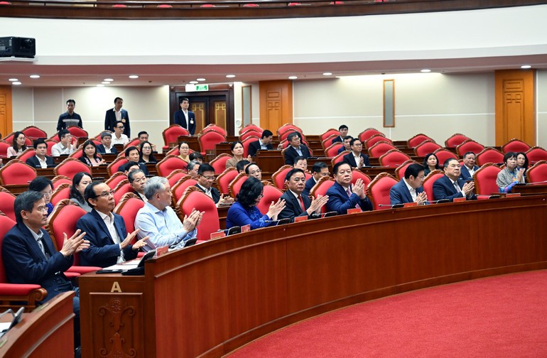 Tiếp tục đưa tinh thần đổi mới, trách nhiệm cao và khí thế Đại hội XIV vào công tác hằng ngày Tiếp tục đưa tinh thần đổi mới, trách nhiệm cao và khí thế Đại hội XIV vào công tác hằng ngày