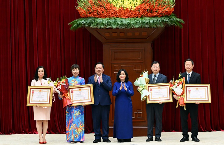 Tiếp tục đưa tinh thần đổi mới, trách nhiệm cao và khí thế Đại hội XIV vào công tác hằng ngày Tiếp tục đưa tinh thần đổi mới, trách nhiệm cao và khí thế Đại hội XIV vào công tác hằng ngày