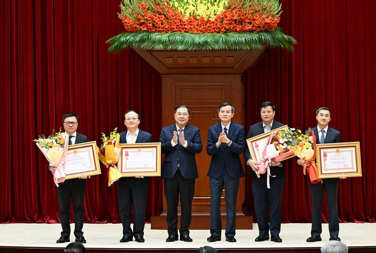 Tiếp tục đưa tinh thần đổi mới, trách nhiệm cao và khí thế Đại hội XIV vào công tác hằng ngày Tiếp tục đưa tinh thần đổi mới, trách nhiệm cao và khí thế Đại hội XIV vào công tác hằng ngày