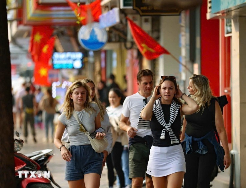 International tourists visit Hanoi's Old Quarter (Photo: Thanh Tung/VNA)