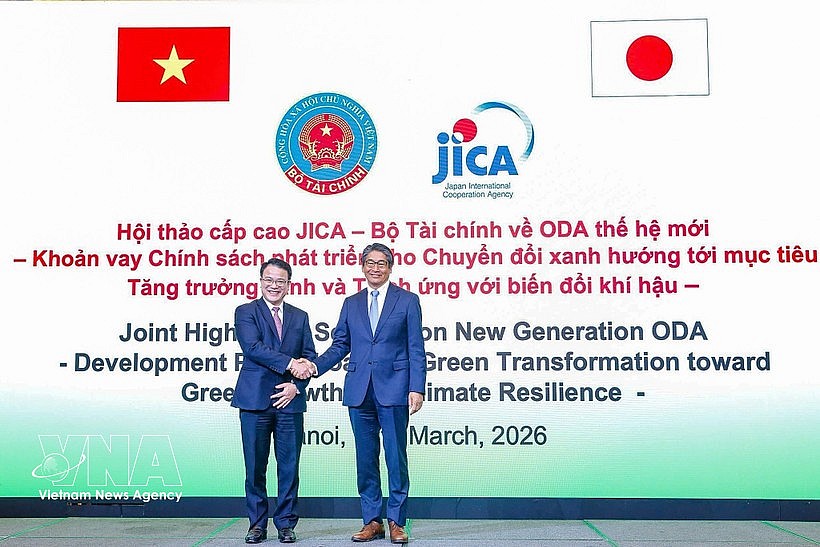 Deputy Minister of Finance Tran Quoc Phuong (left) and Japanese Ambassador to Vietnam Ito Naoki at the seminar (Photo: VNA) Deputy Minister of Finance Tran Quoc Phuong (left) and Japanese Ambassador to Vietnam Ito Naoki at the seminar (Photo: VNA)