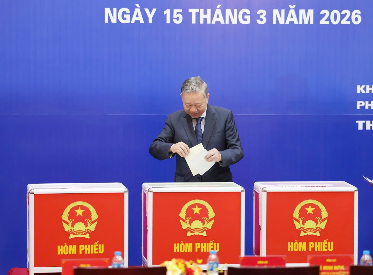 Tổng Bí thư Tô Lâm thực hiện quyền công dân, bỏ phiếu bầu đại biểu Quốc hội khóa XVI và HĐND các cấp nhiệm kỳ 2026-2031 tại điểm bỏ phiếu Trường THPT Phan Đình Phùng, khu vực bỏ phiếu số 2, phường Ba Đình, Hà Nội - Ảnh: VGP Tổng Bí thư Tô Lâm thực hiện quyền công dân, bỏ phiếu bầu đại biểu Quốc hội khóa XVI và HĐND các cấp nhiệm kỳ 2026-2031 tại điểm bỏ phiếu Trường THPT Phan Đình Phùng, khu vực bỏ phiếu số 2, phường Ba Đình, Hà Nội - Ảnh: VGP
