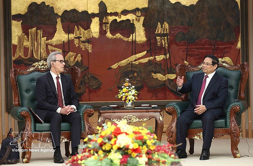 Prime Minister Pham Minh Chinh (R) receives Director for International Ocean Governance and Sustainable Fisheries of the EC Fernando Andresen Guimaraes. (Photo: VNA) Prime Minister Pham Minh Chinh (R) receives Director for International Ocean Governance and Sustainable Fisheries of the EC Fernando Andresen Guimaraes. (Photo: VNA)