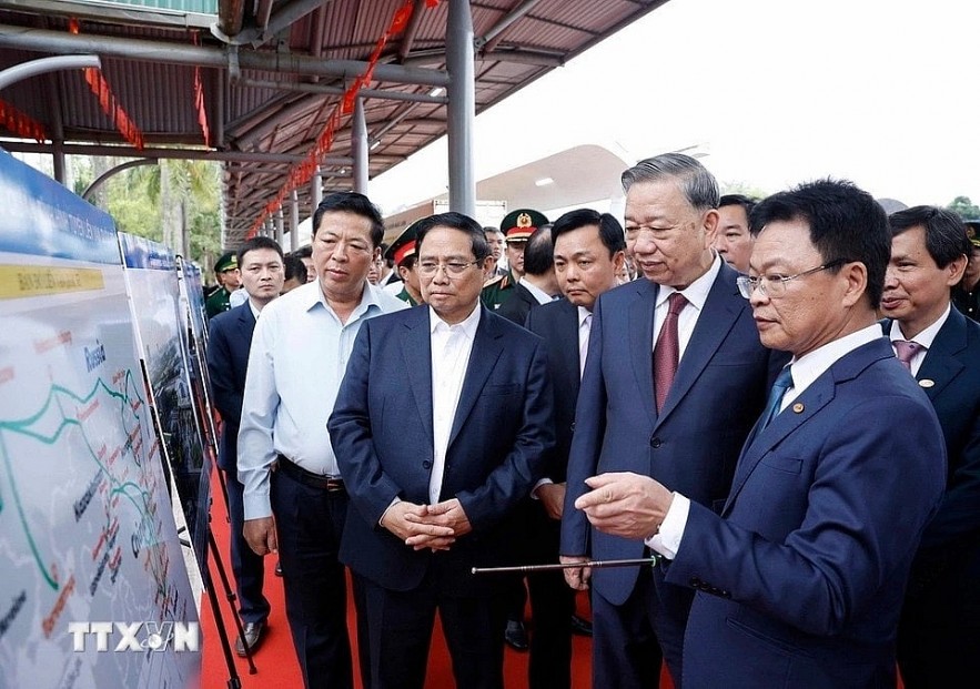 Party General Secretary To Lam makes a field inspection of key railway projects between Vietnam and China in Lang Son province on March 19. (Photo: VNA) Party General Secretary To Lam makes a field inspection of key railway projects between Vietnam and China in Lang Son province on March 19. (Photo: VNA)