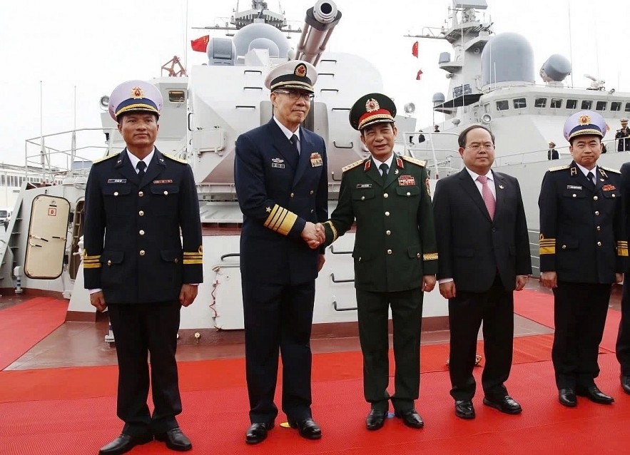 The Defence Ministers of Vietnam and China pose for a photo ahead of the vessels' departure for the joint patrol. The Defence Ministers of Vietnam and China pose for a photo ahead of the vessels' departure for the joint patrol.