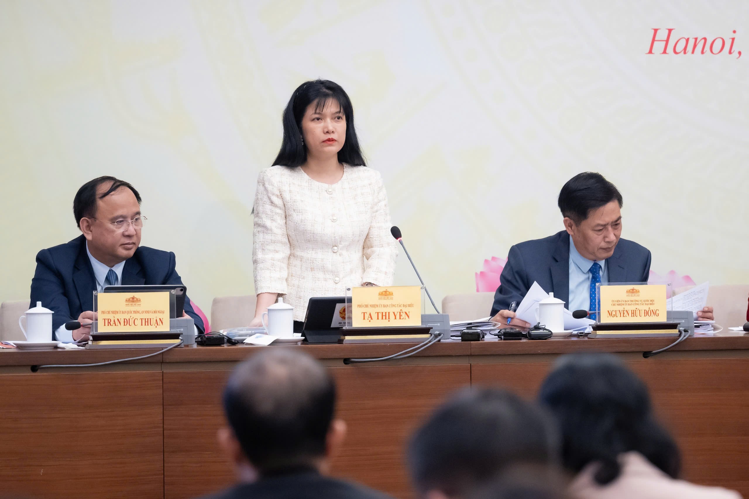 Phó Chủ nhiệm Ủy ban Công tác đại biểu Tạ Thị Yên trả lời câu hỏi của phóng viên các cơ quan thông tấn, báo chí. Phó Chủ nhiệm Ủy ban Công tác đại biểu Tạ Thị Yên trả lời câu hỏi của phóng viên các cơ quan thông tấn, báo chí.