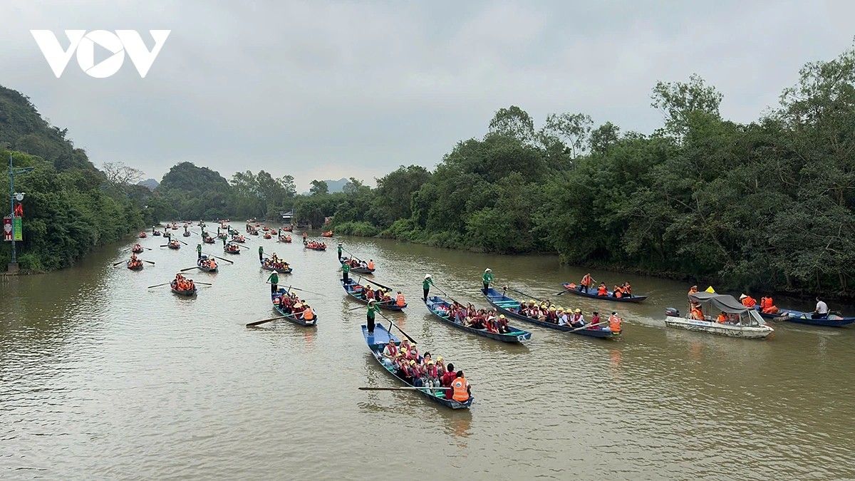 Gần 400 đại biểu, Đại sứ tham gia “Du xuân hữu nghị 2026” tại chùa Hương Gần 400 đại biểu, Đại sứ tham gia “Du xuân hữu nghị 2026” tại chùa Hương