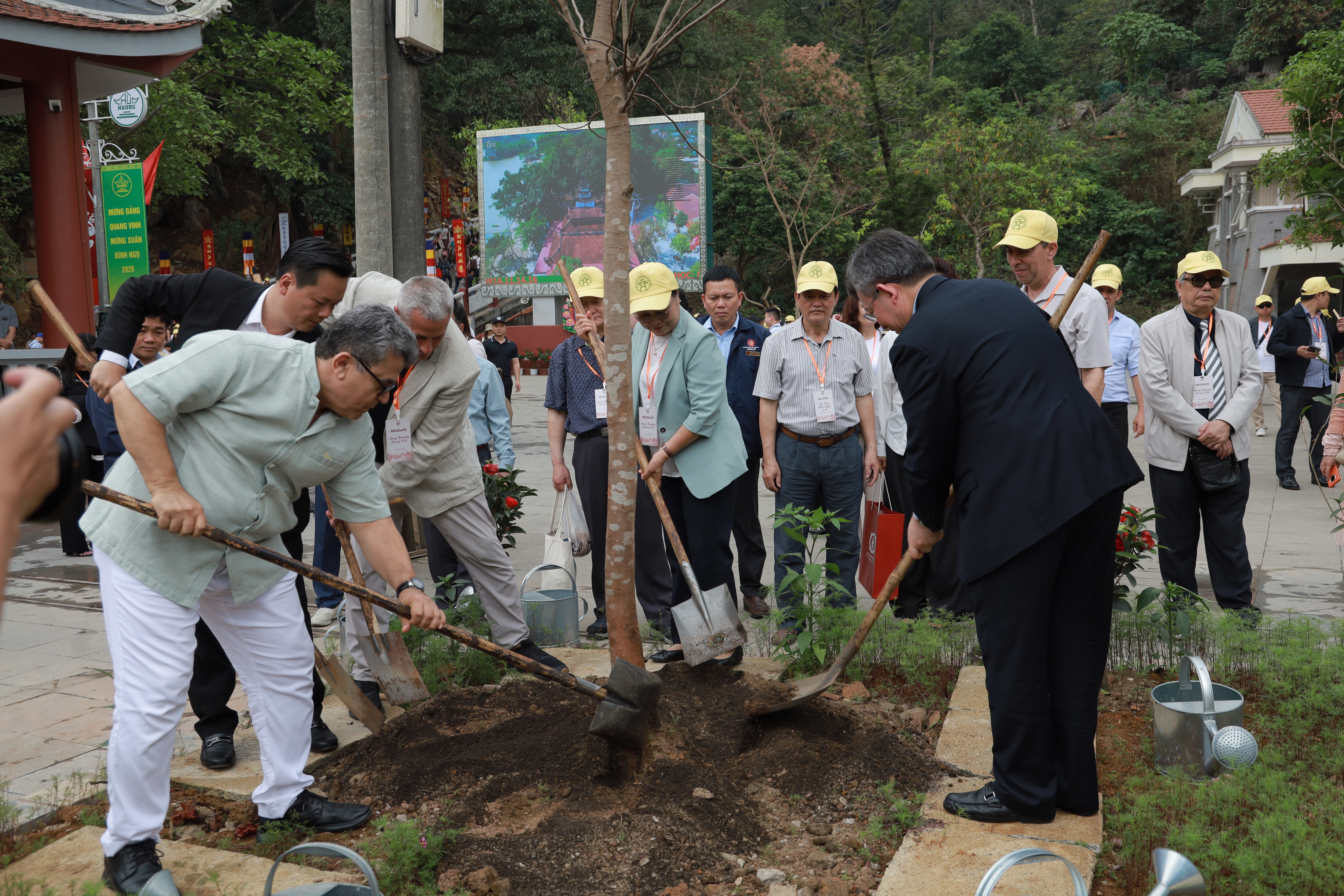 Gần 400 đại biểu, Đại sứ tham gia “Du xuân hữu nghị 2026” tại chùa Hương Gần 400 đại biểu, Đại sứ tham gia “Du xuân hữu nghị 2026” tại chùa Hương