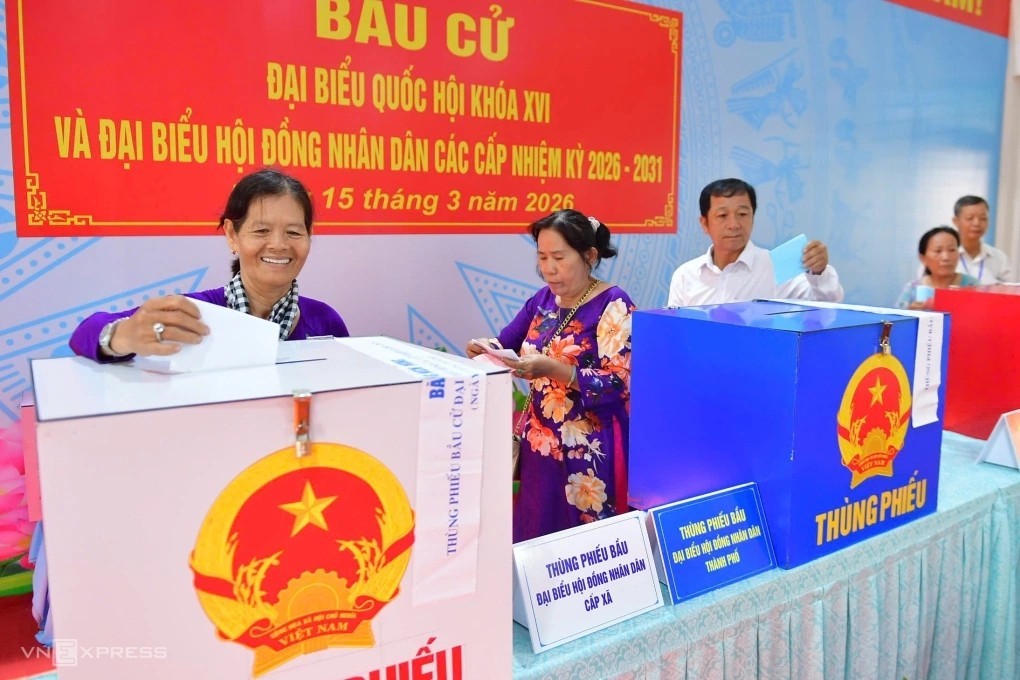 Voters cast their ballots at a polling station in Hoc Mon Commune, Ho Chi Minh City, on March 15, 2026. (Photo: VnExpress)