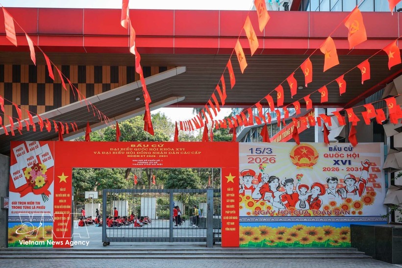 At Chu Van An Secondary School, also Polling Station No. 1, in Tay Ho ward, Hanoi. (Photo: VNA) At Chu Van An Secondary School, also Polling Station No. 1, in Tay Ho ward, Hanoi. (Photo: VNA)