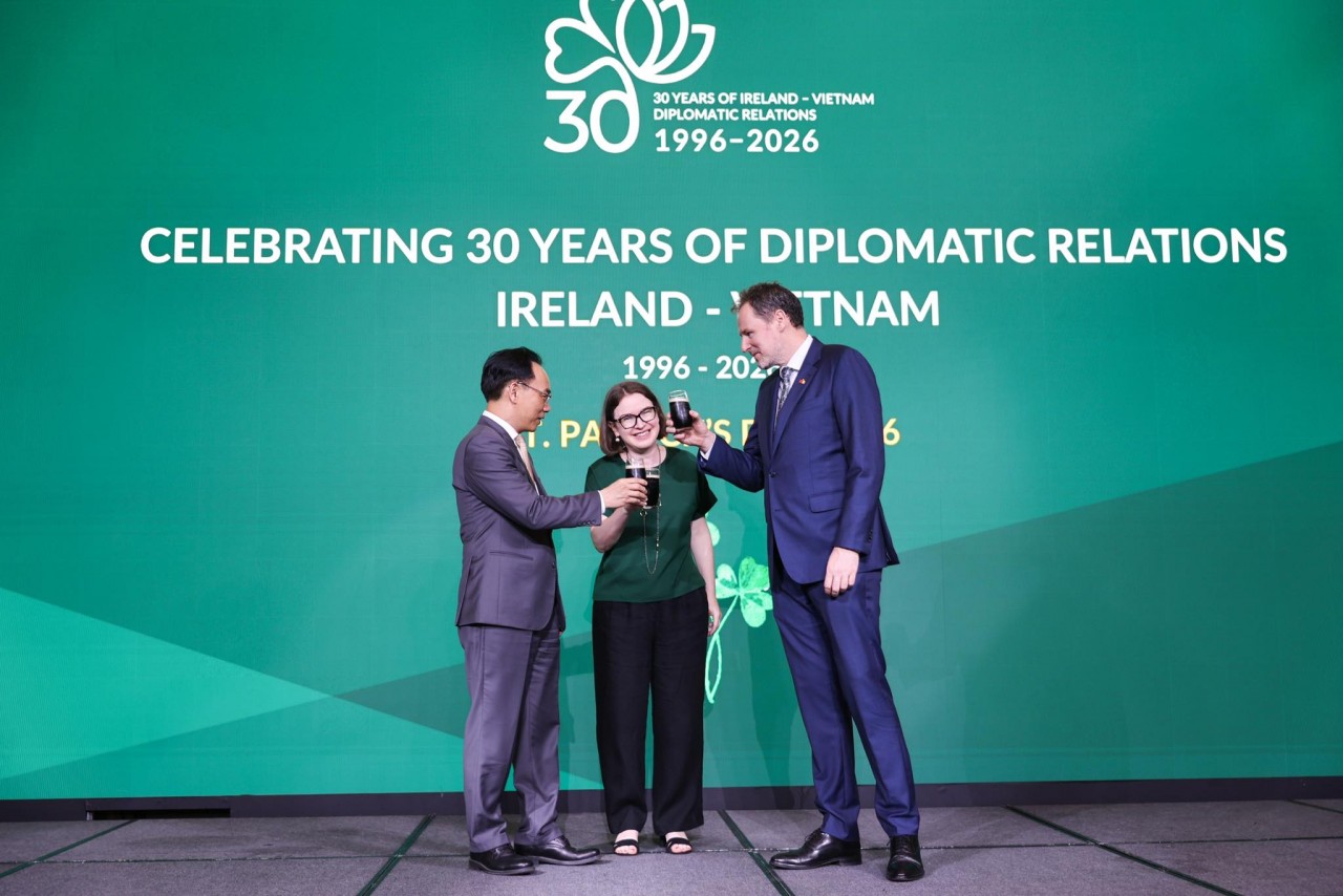 In a cordial and amicable atmosphere, delegates raised a toast in celebration of Saint Patrick’s Day, extending their best wishes for Ireland’s continued prosperity and for ever-closer, more effective Vietnam–Ireland relations.