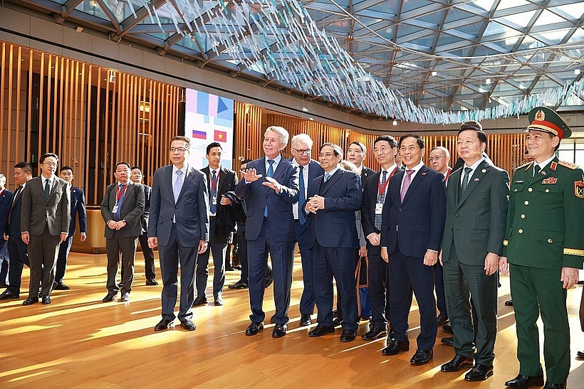 Prime Minister Pham Minh Chinh visits and works with leaders of Novatek Group. (Photo: VNA) Prime Minister Pham Minh Chinh visits and works with leaders of Novatek Group. (Photo: VNA)