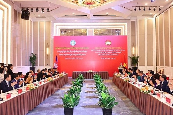 Talks between the Vietnam Fatherland Front Central Committee and the National Council of the Solidarity Front for the Development of the Cambodian Motherland. (Photo: VNA) Talks between the Vietnam Fatherland Front Central Committee and the National Council of the Solidarity Front for the Development of the Cambodian Motherland. (Photo: VNA)
